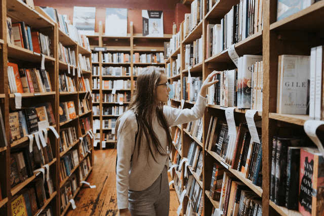 Student in library